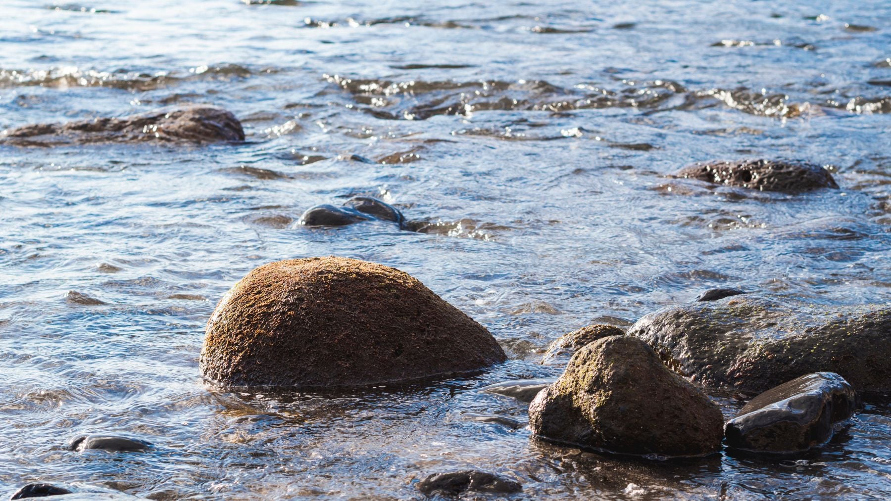 Las piedras estaban sumergidas bajo el agua. Imagen ilustrativa de Freepik.