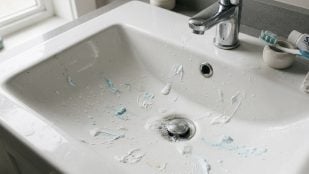 Restos de pasta de dientes