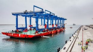 Inspección a los avances de obra del Puerto de Chancay y presentación de las primeras grúas eléctricas en 2024. (Presidencia Perú, CC BY 2.0, via Wikimedia Commons)