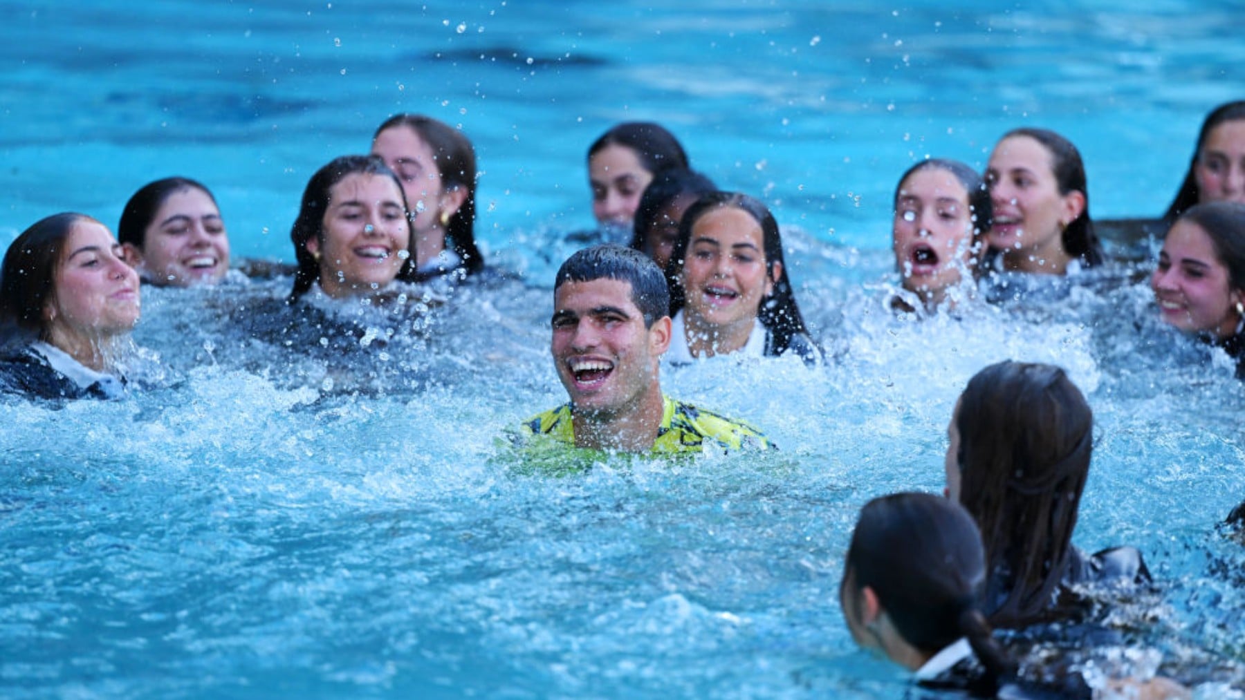Carlos Alcaraz en la piscina tras ganar Conde de Godó en 2023. (Getty)
