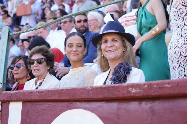 Victoria Federica y la infanta Elena en la corrida de Roca Rey