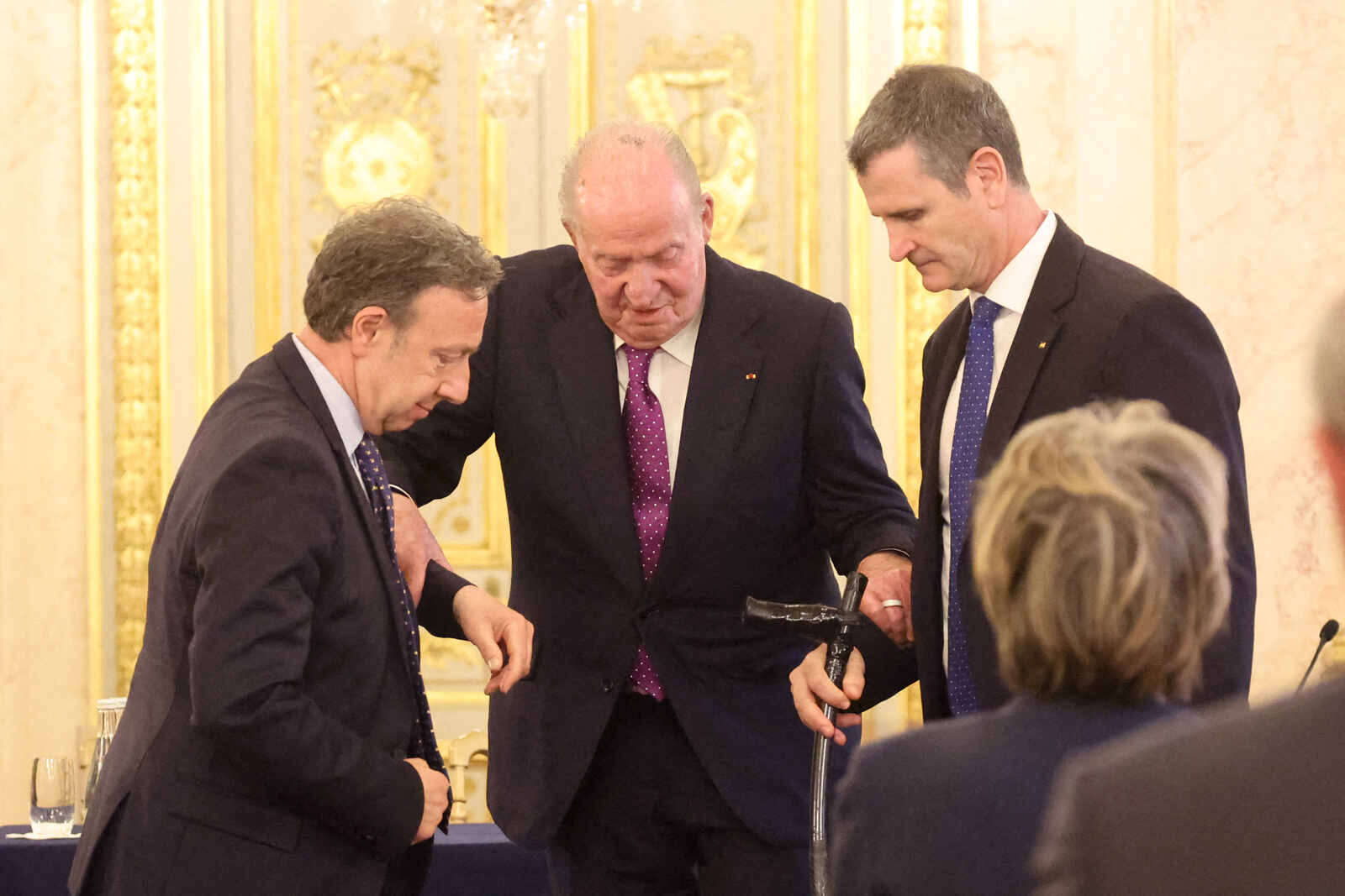 Juan Carlos I recibe el premio a sus memorias arropado por sus hijas y su nieto Froilán