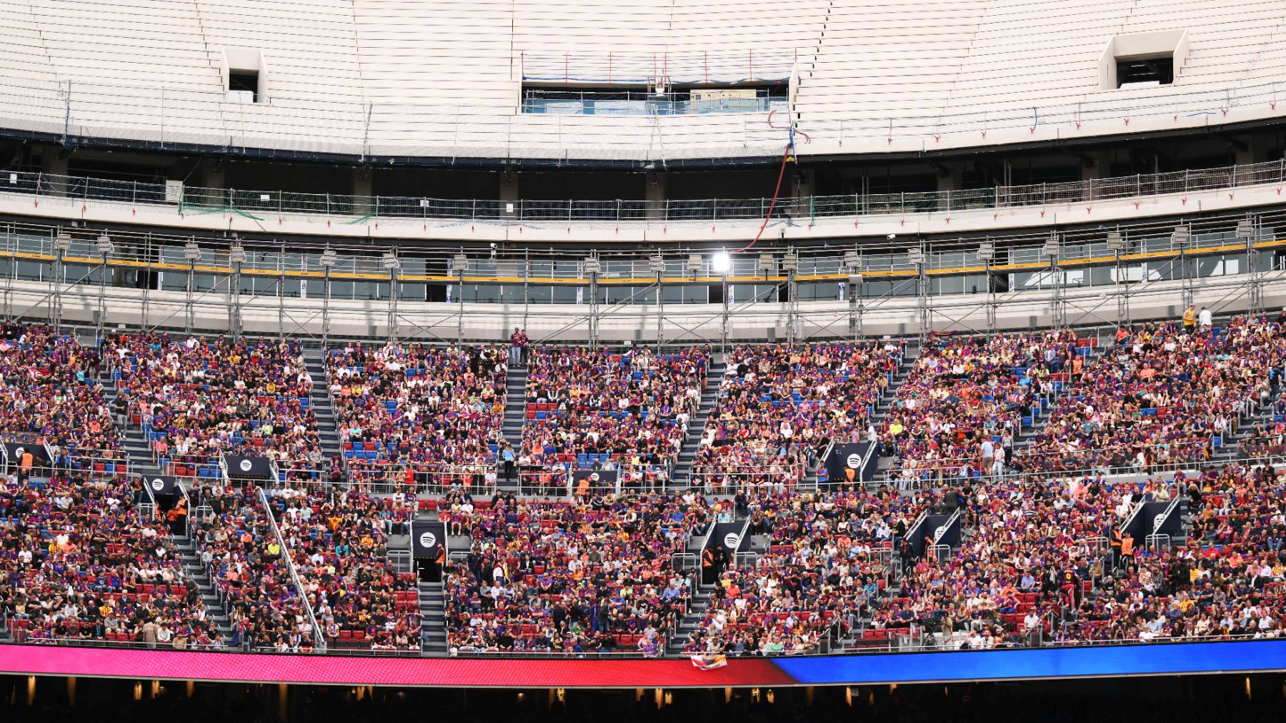 Nuevo episodio de racismo en Cataluña: la megafonía del Camp Nou advierte de cánticos xenófobos