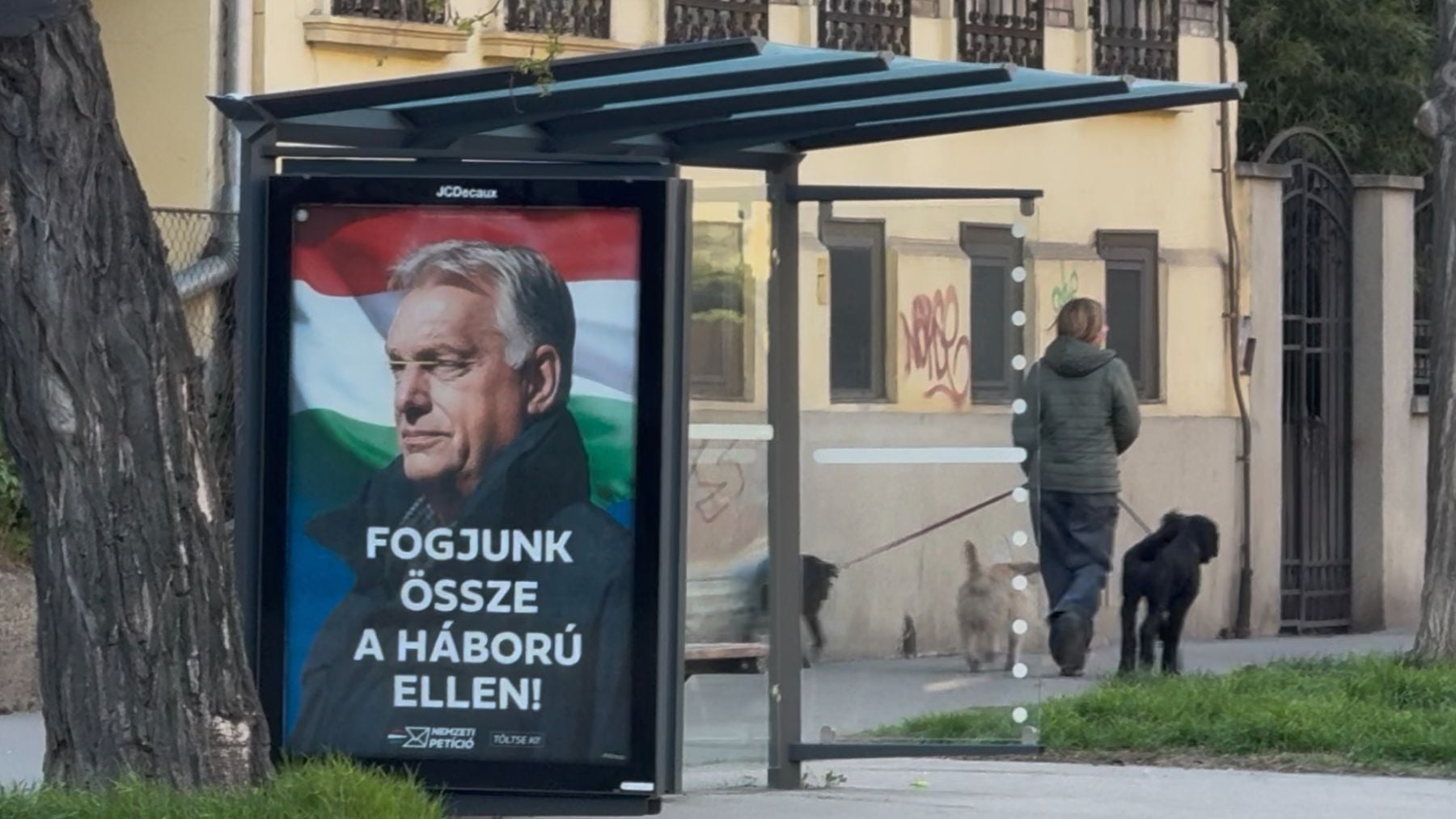 Hungría dividida: las urbes votan a Magyar, el campo a Orbán y las elecciones las decidirá la minoría romaní