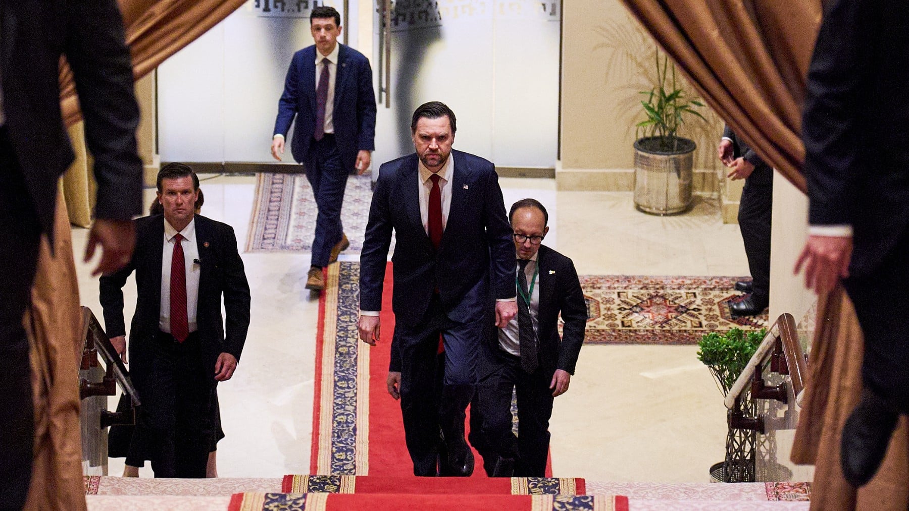 EEUU e Irán avanzan a la fase técnica y mantienen las conversaciones este domingo en Islamabad