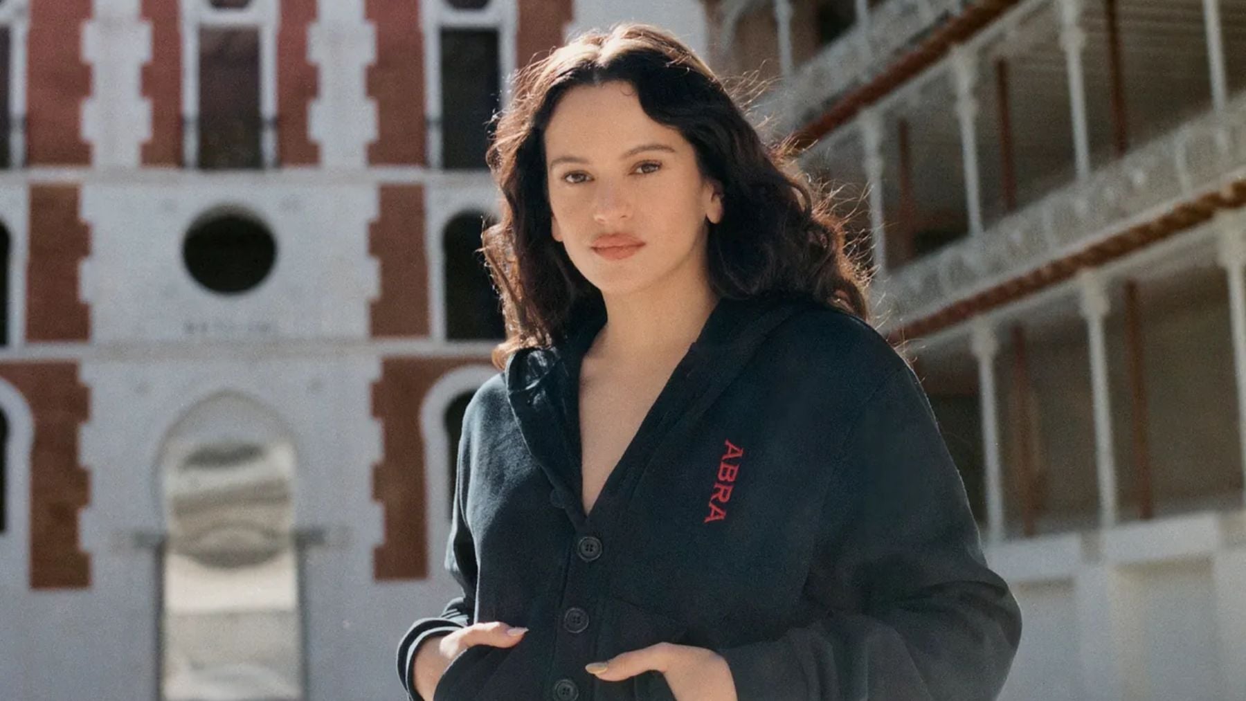 Ni finas ni gruesas: el cambio en las cejas de Rosalía en su nueva etapa que acentúa la mirada y ya es tendencia