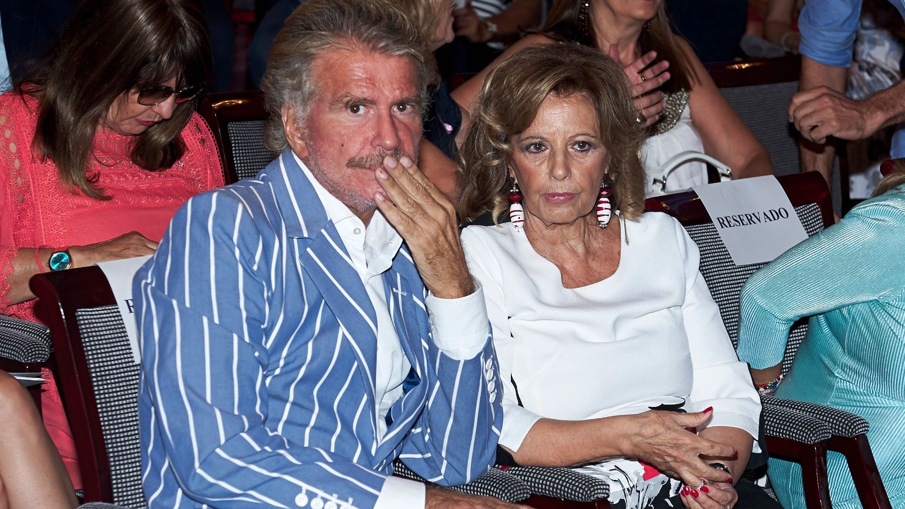 Las redes arden con la portada del libro de Bigote Arrocet con María Teresa Campos vestida de novia