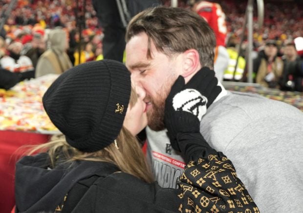 Taylor Swift y Travis Kelce besándose. (Foto: Gtres)
