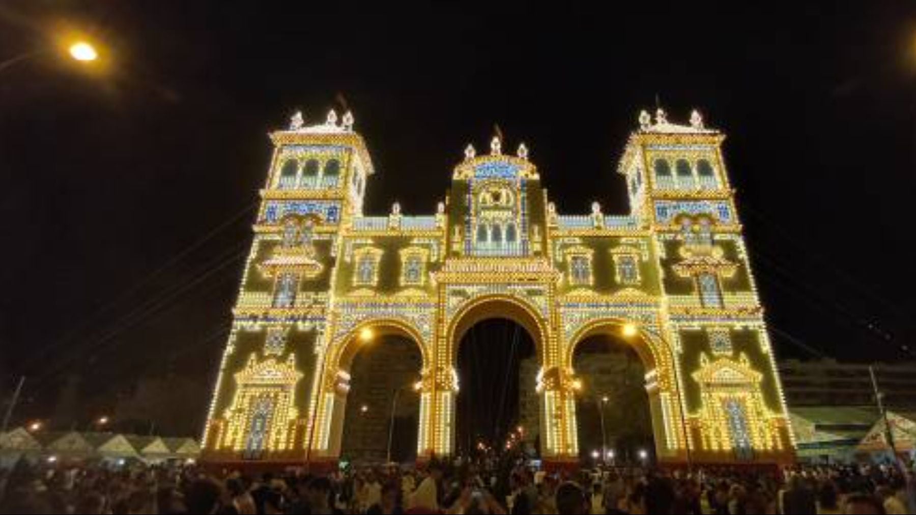 Así es la portada de la Feria de Sevilla 2026: qué representa, cuántas bombillas tiene y más