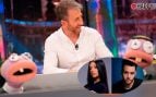 Pablo Motos en el plató de El Hormiguero junto a una imagen de The Grefg y Marta Díaz (Atresmedia).