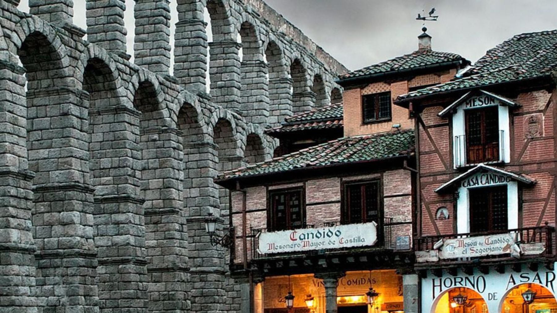 La historia detrás del gesto que hizo famoso al cochinillo y al Mesón de Cándido