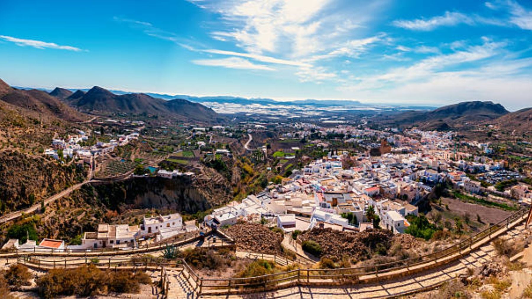 Este pueblo blanco de Almería tiene más flores que personas: hay visitarlo antes de que se llene de turistas esta primavera