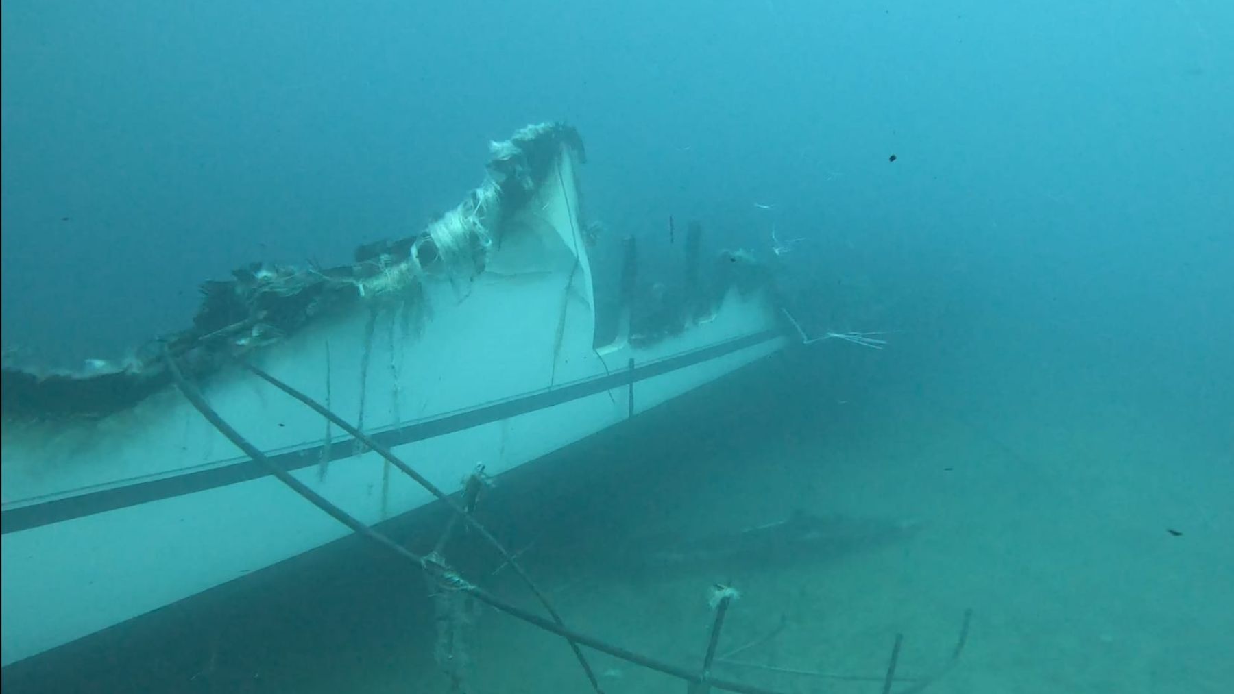 La APB coordina la reflotación de un yate incendiado en el puerto de Ibiza y la limpieza de las aguas