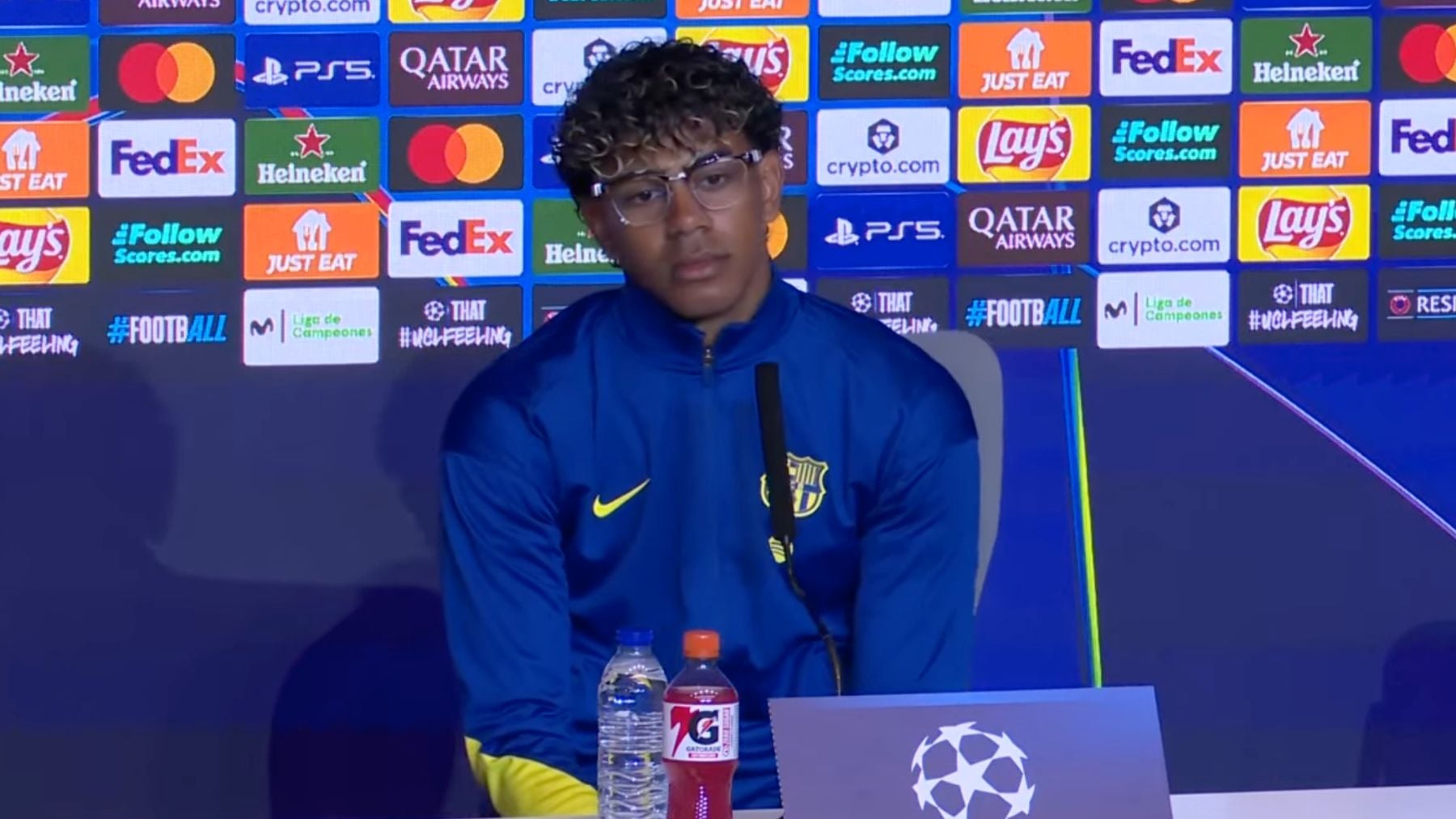 Lamine Yamal reta a Simeone entre risas: «A ver si me hace un favor y me pone uno contra uno»