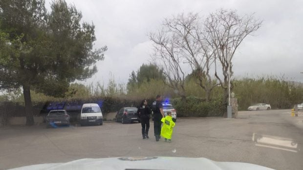 El ni&ntilde;o suizo de 7 a&ntilde;os posando junto a los polic&iacute;as que lo encontraron.