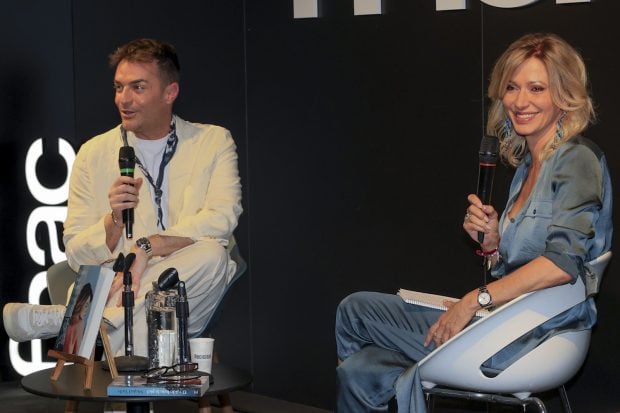 Miquel Valls y Susanna Griso en la presentaci&oacute;n de 'El ruido bajo la piel'. (Foto: Gtres)