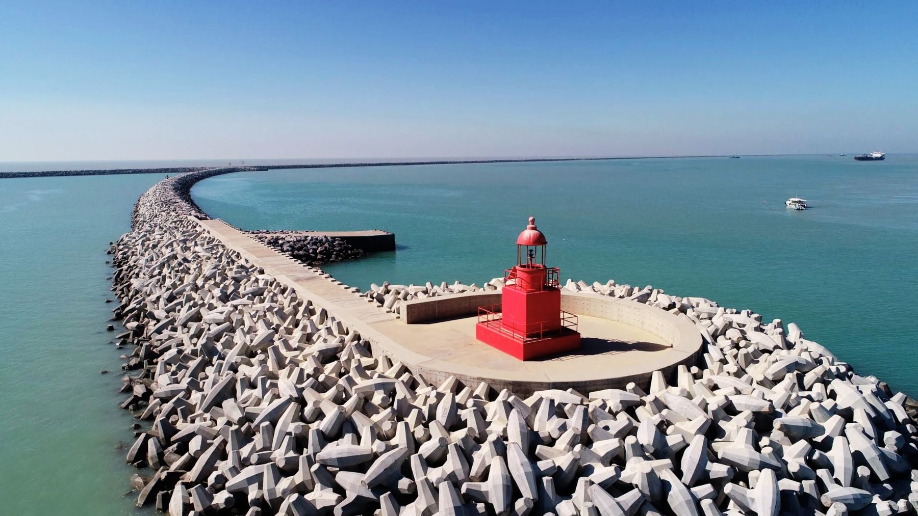 Ni China ni Dubai: el insospechado país que rompe las reglas del juego construyendo el rompeolas más largo del mundo