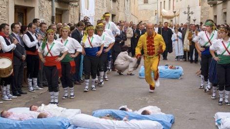 El Colacho, entre los danzantes, salta sobre los recién bautizados. Foto: Jtspotau en Wikimedia Commons.