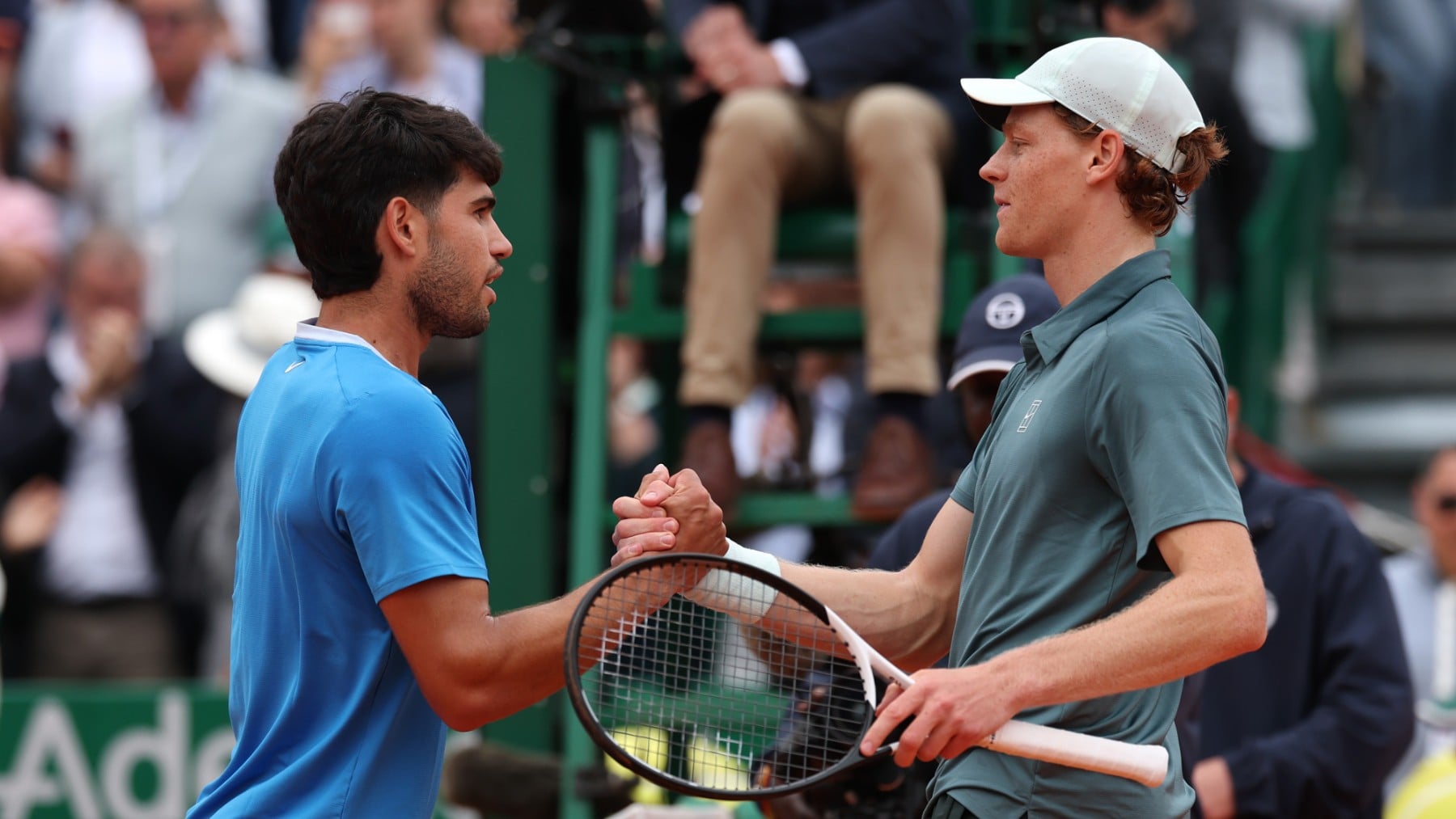 Alcaraz y Sinner se saludan tras la final de Montecarlo. (Getty)
