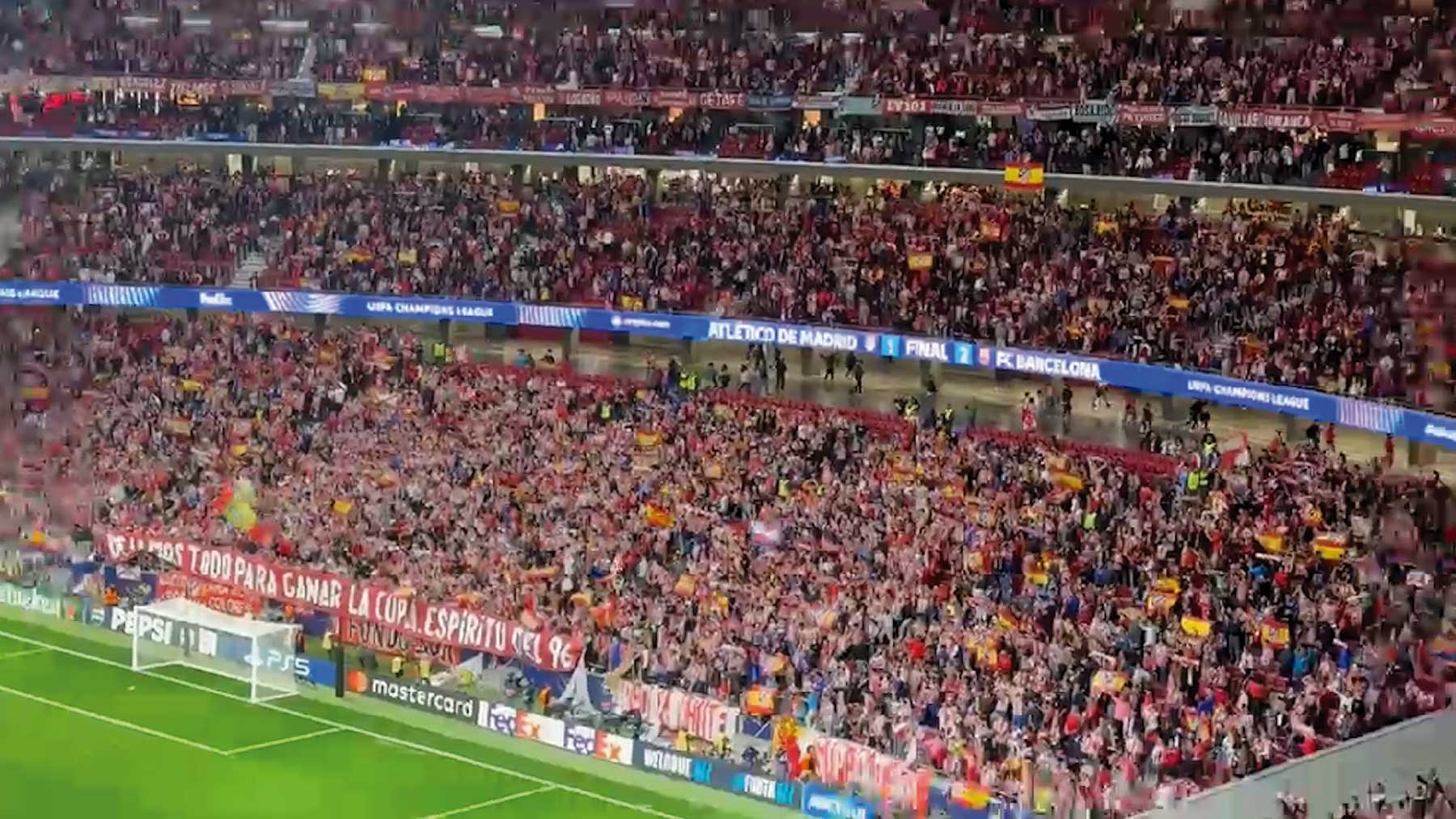 La afición del Metropolitano despidió al Barça de la Champions entonando: ¡Que viva España!