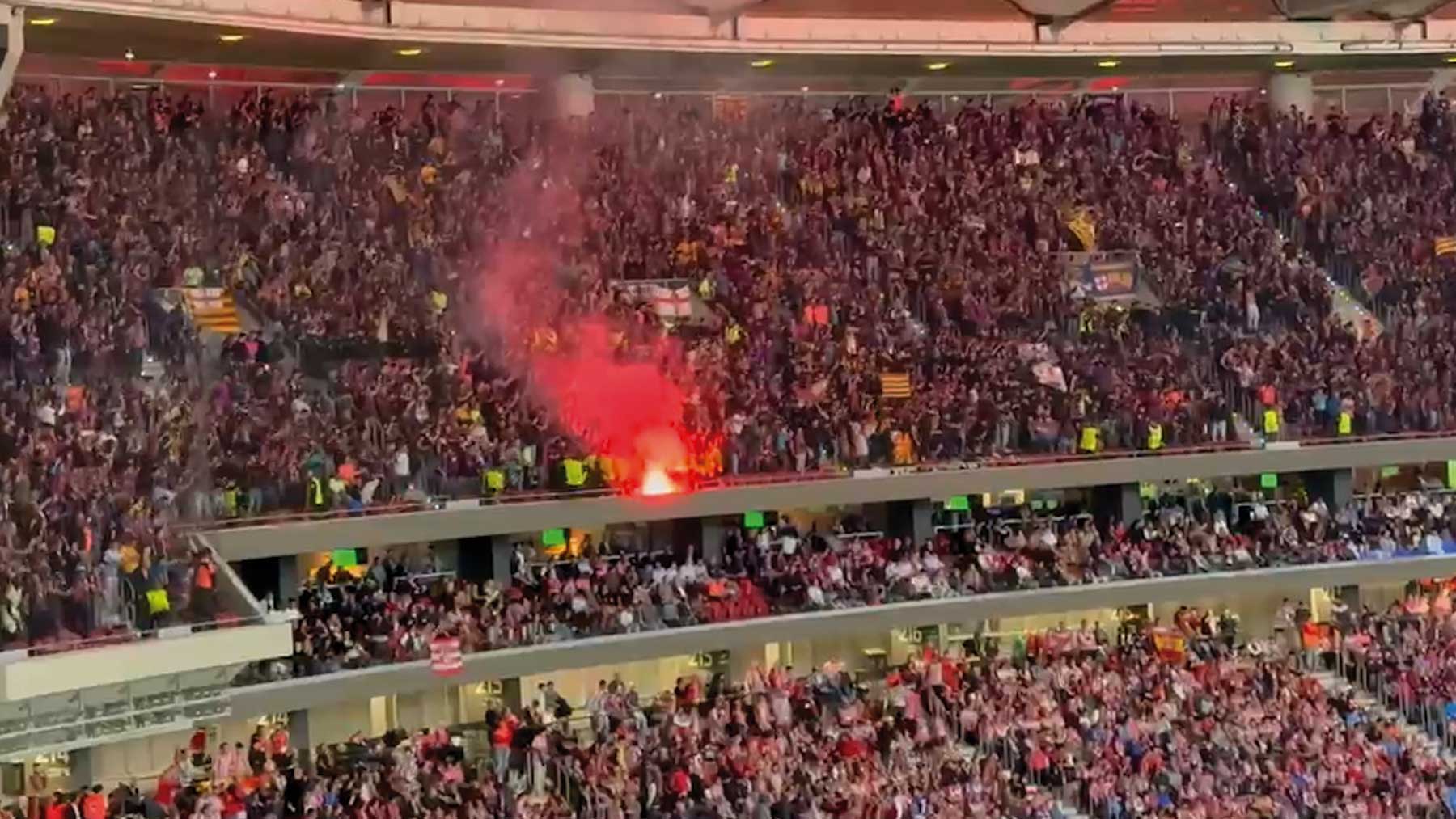 Los aficionados del Barcelona la lían en el Metropolitano y encienden una bengala tras el gol de Lamine