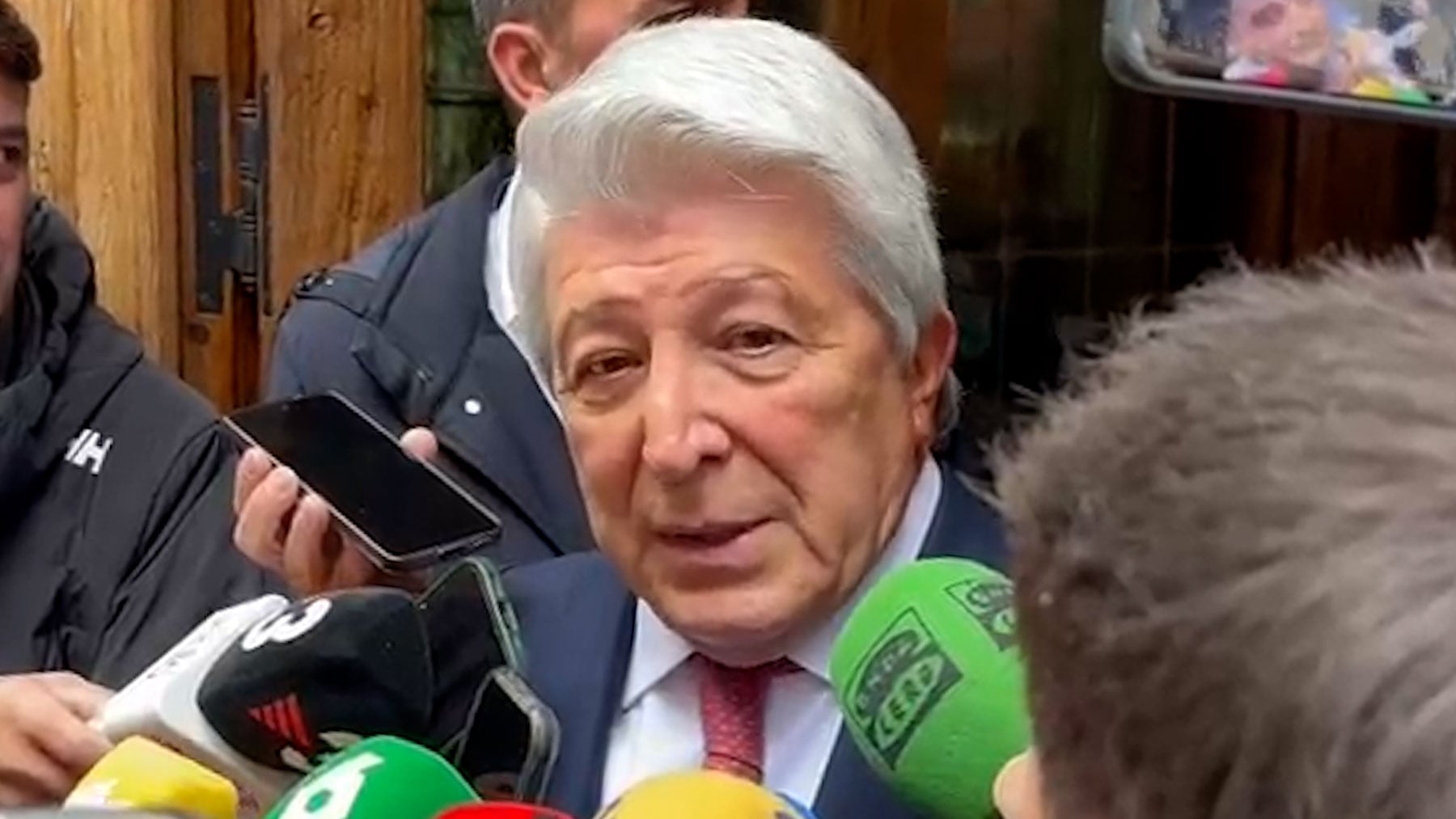 Cerezo pasa de las quejas de Flick por el césped del Metropolitano: Es una tonteria de mucho cuidado