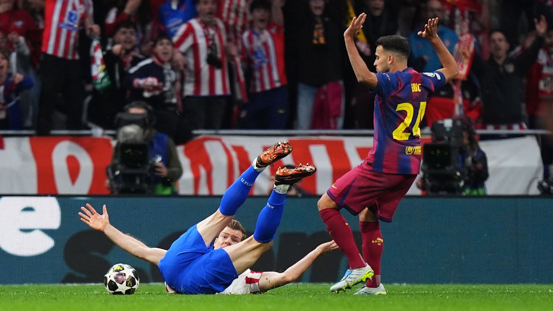 El Barça tropieza con la misma piedra: Eric ve roja por derribar a Sörloth siendo el último defensa