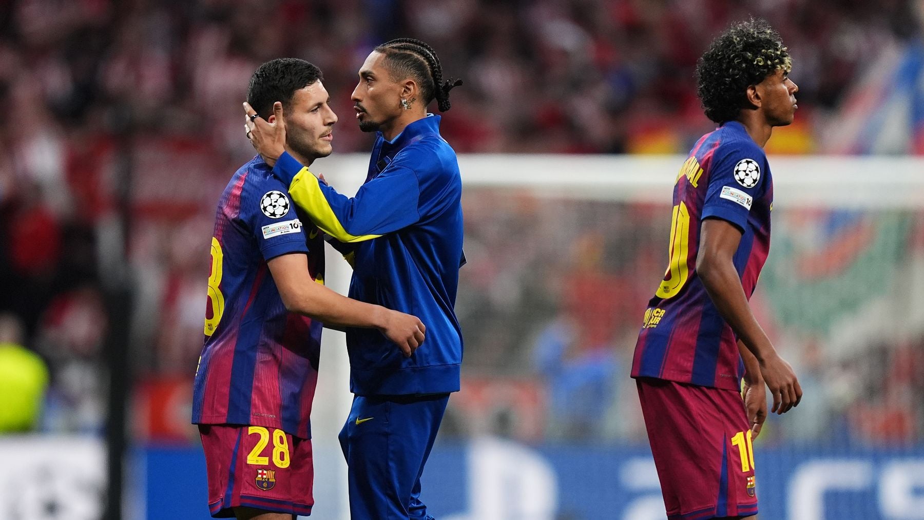 Raphinha sobre el césped del Metropolitano. (Getty)