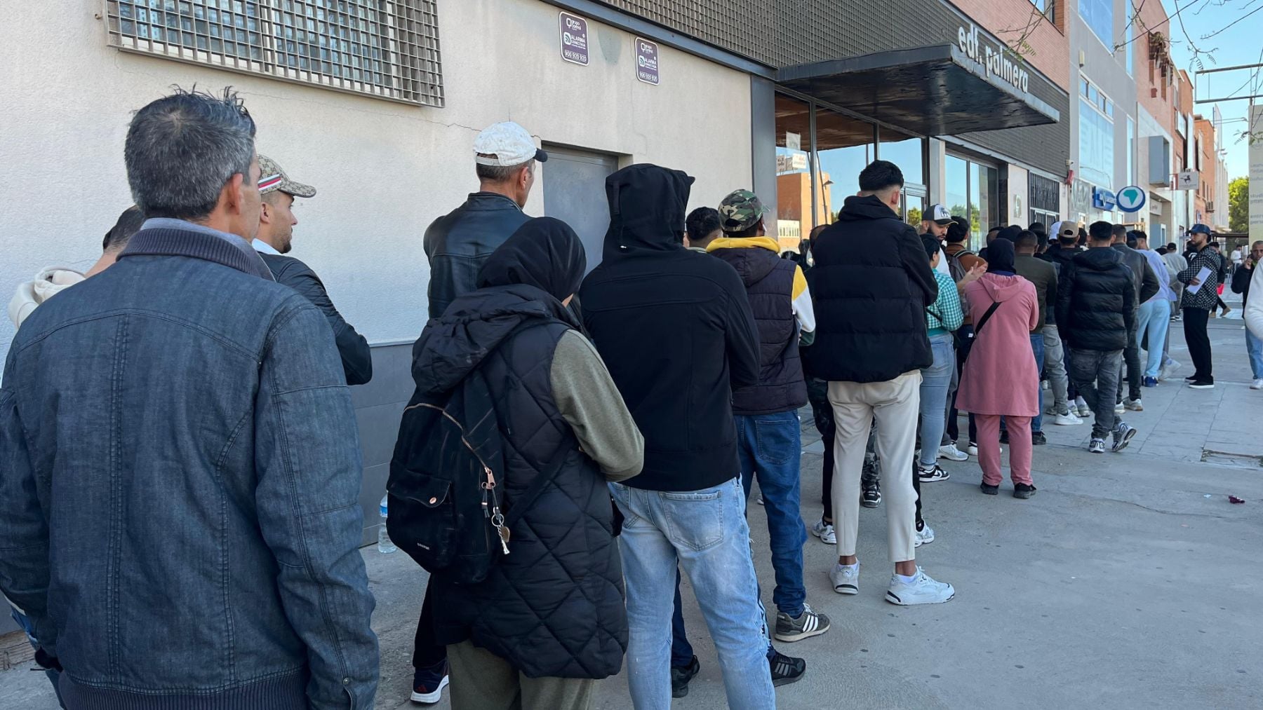 Avalancha en el consulado de Marruecos en Almería: miles de inmigrantes ilegales buscan regularizarse