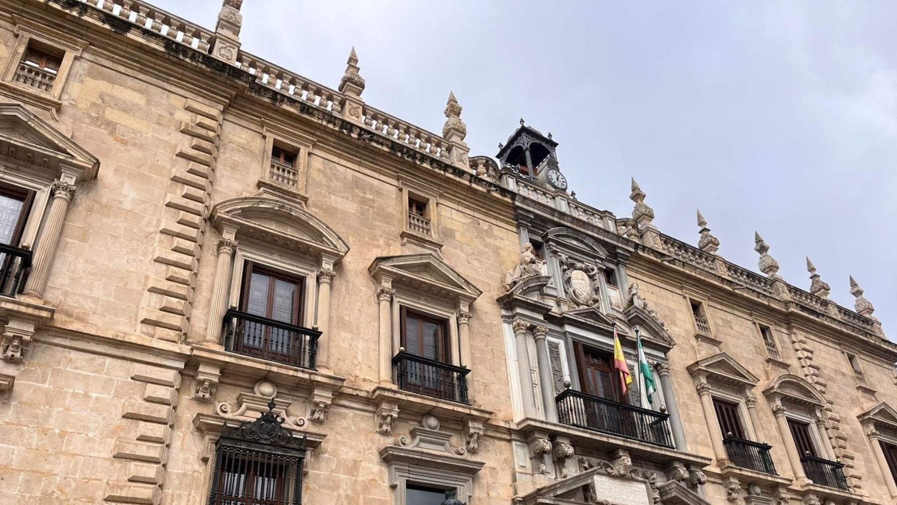 Fachada de la sede del TSJA en Granada. (Europa Press)