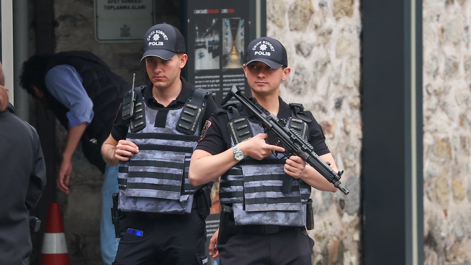 Al menos 16 heridos en un tiroteo en un colegio de Turquía