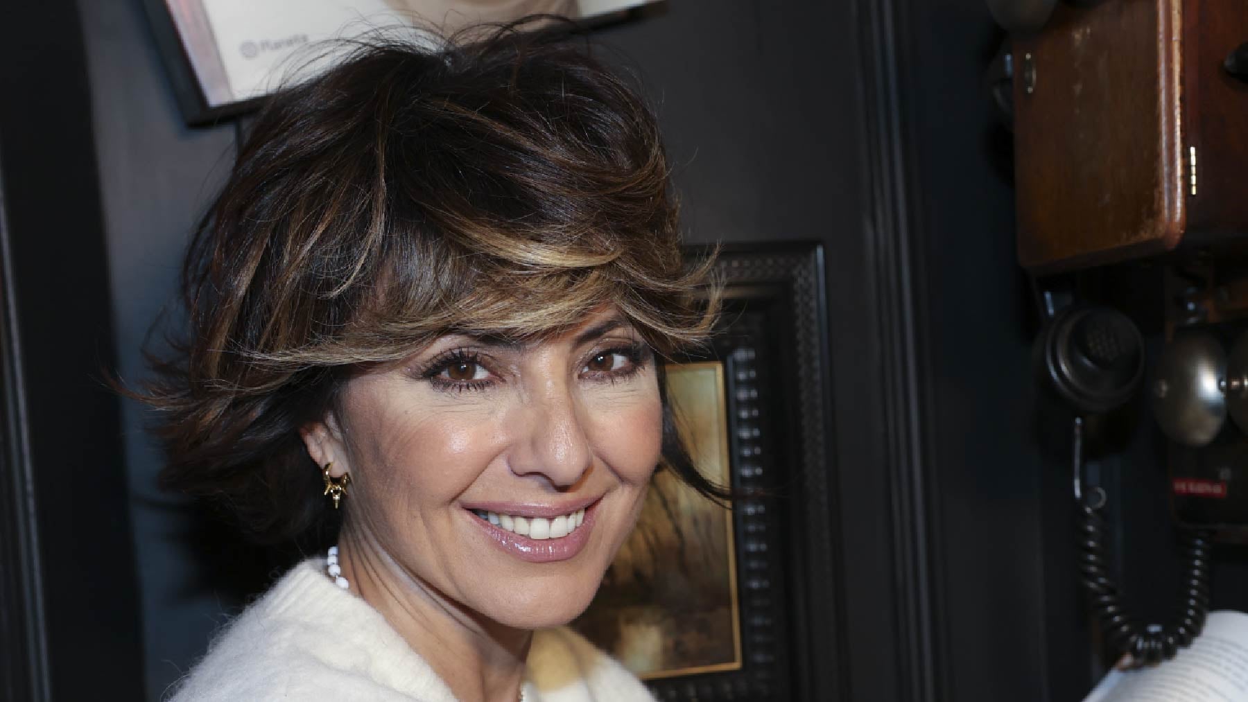 Así es la exclusiva vivienda de Sonsoles Ónega en Madrid: un amplio jardín y librerías en cada esquina