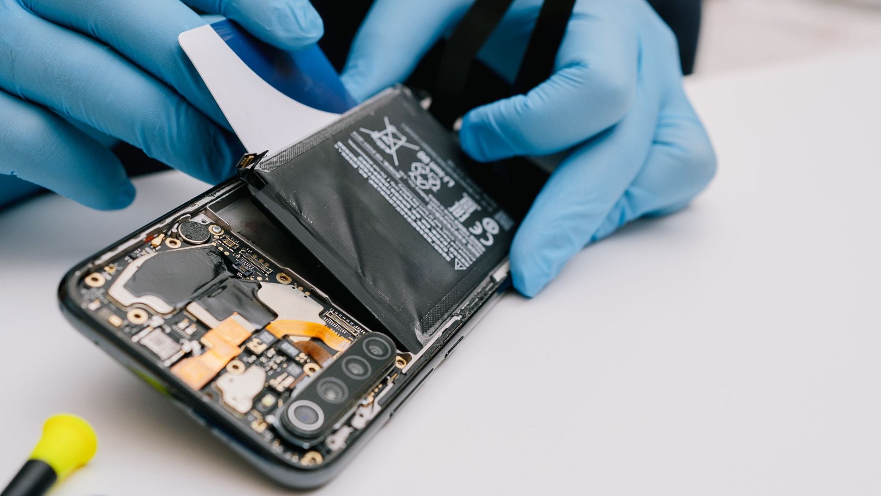 Reemplazar las baterías de nuestros dispositivos electrónicos será mucho más sencillo dentro de unos meses.