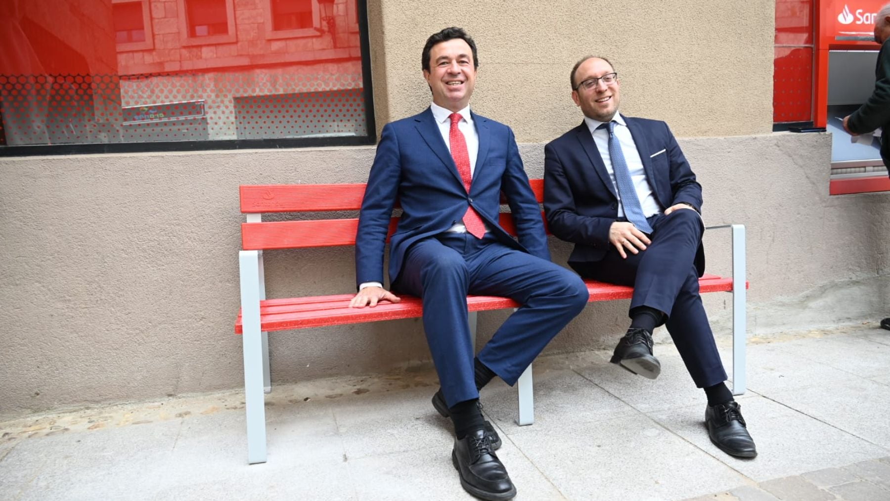 El director de Instituciones de Banco Santander en Castilla y León, Rubén García, y el alcalde de Ciudad Rodrigo, Marcos Iglesias, en uno de los bancos reciclados.