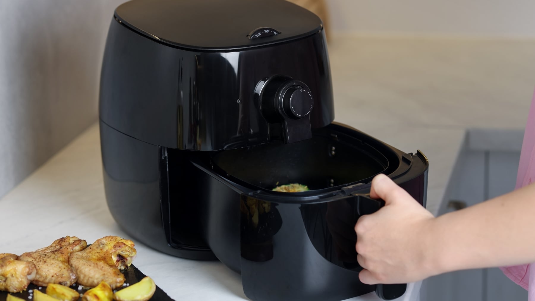 Adiós al papel en la freidora de aire: los cocineros avisan de que puede incendiarse y este accesorio lo evita