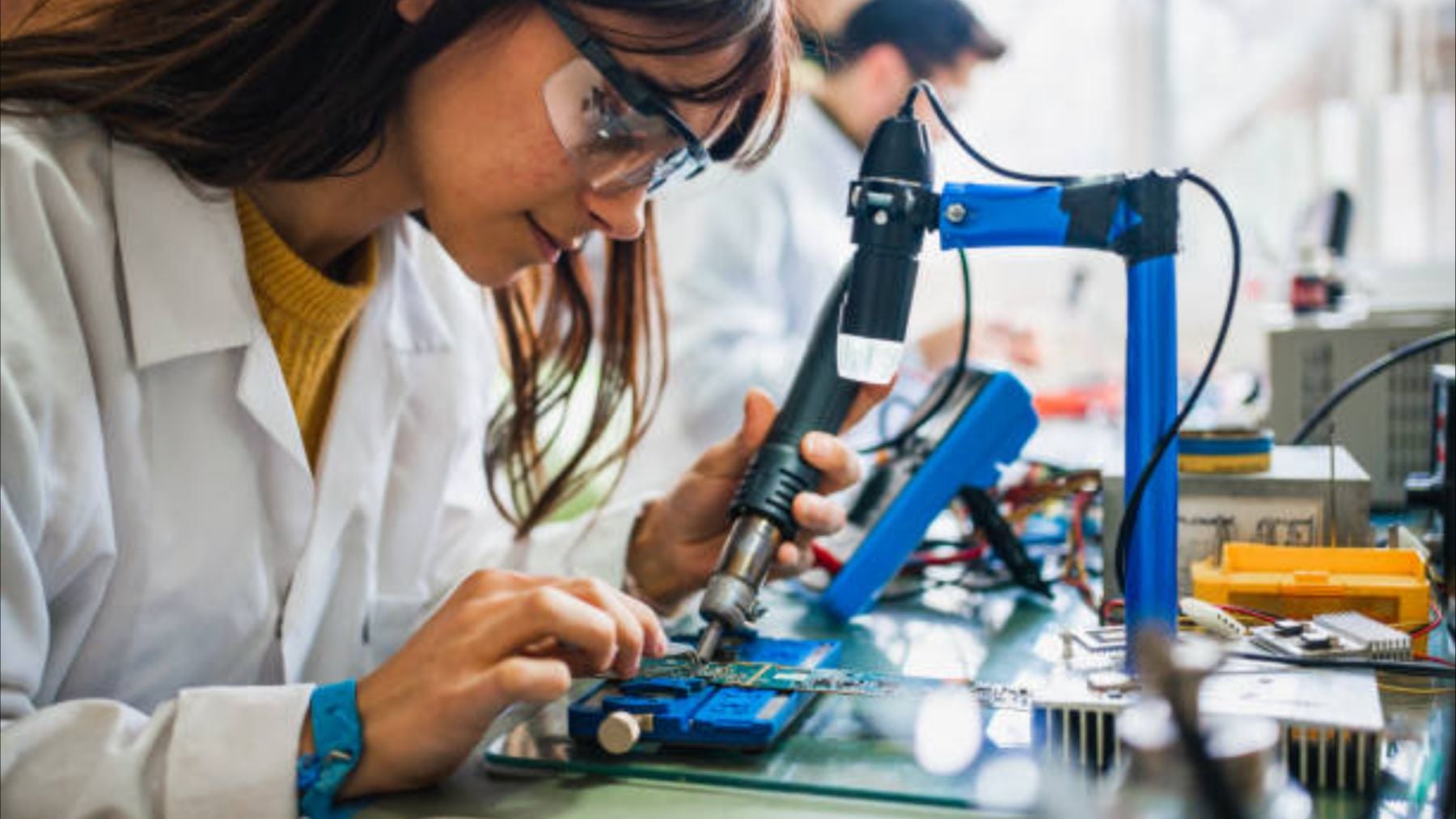 Cómo solicitar una de las 30.000 nuevas plazas de FP que ofrece la Junta de Andalucía: requisitos y plazos