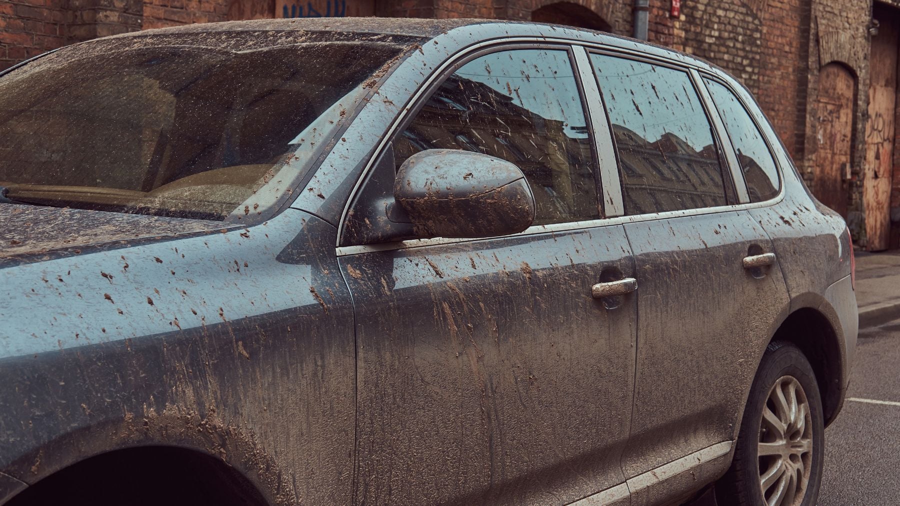 Coche lleno de barro. (EP)