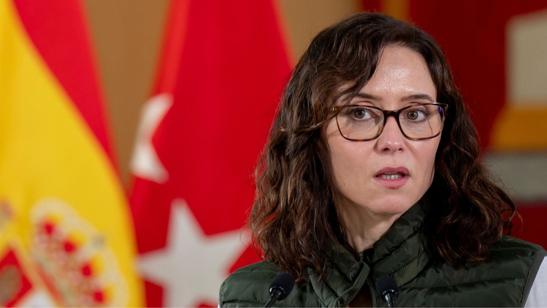 Ayuso lleva al Supremo la regularización: Afecta a la seguridad nacional y es más negocio para las mafias