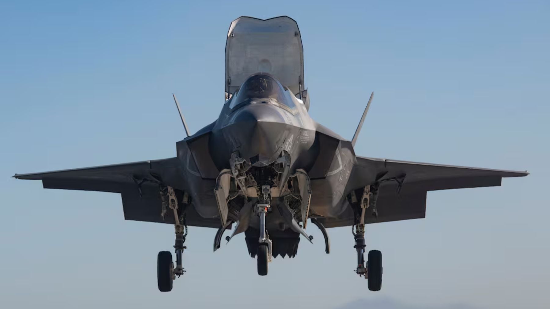 Así aterriza en vertical el caza furtivo F-35B, clave del poder aéreo de EEUU en el bloqueo marítimo a Irán