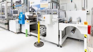 Crean tejas que funcionan como paneles solares, inventan una teja que genera energía solar con perovskita, perovskita y energía solar en ciudades.