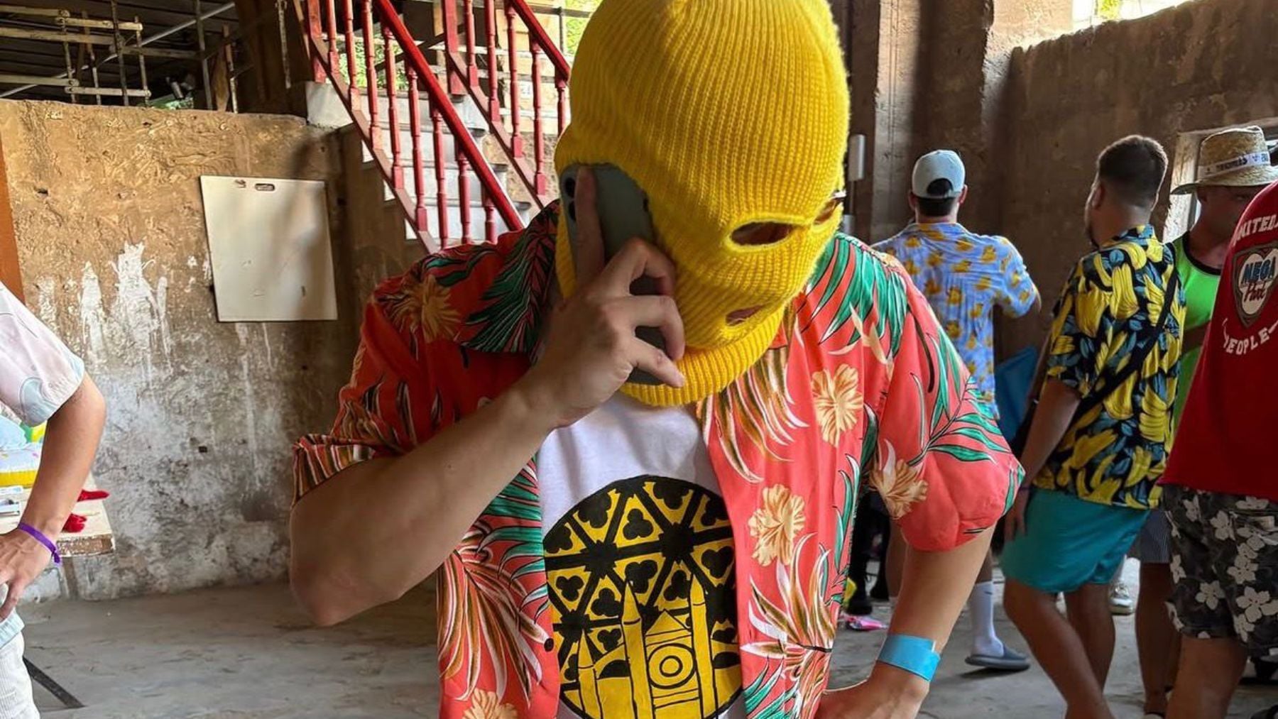 La Policía sanciona al enmascarado filosófico por llenar de carteles las señales y farolas de Palma