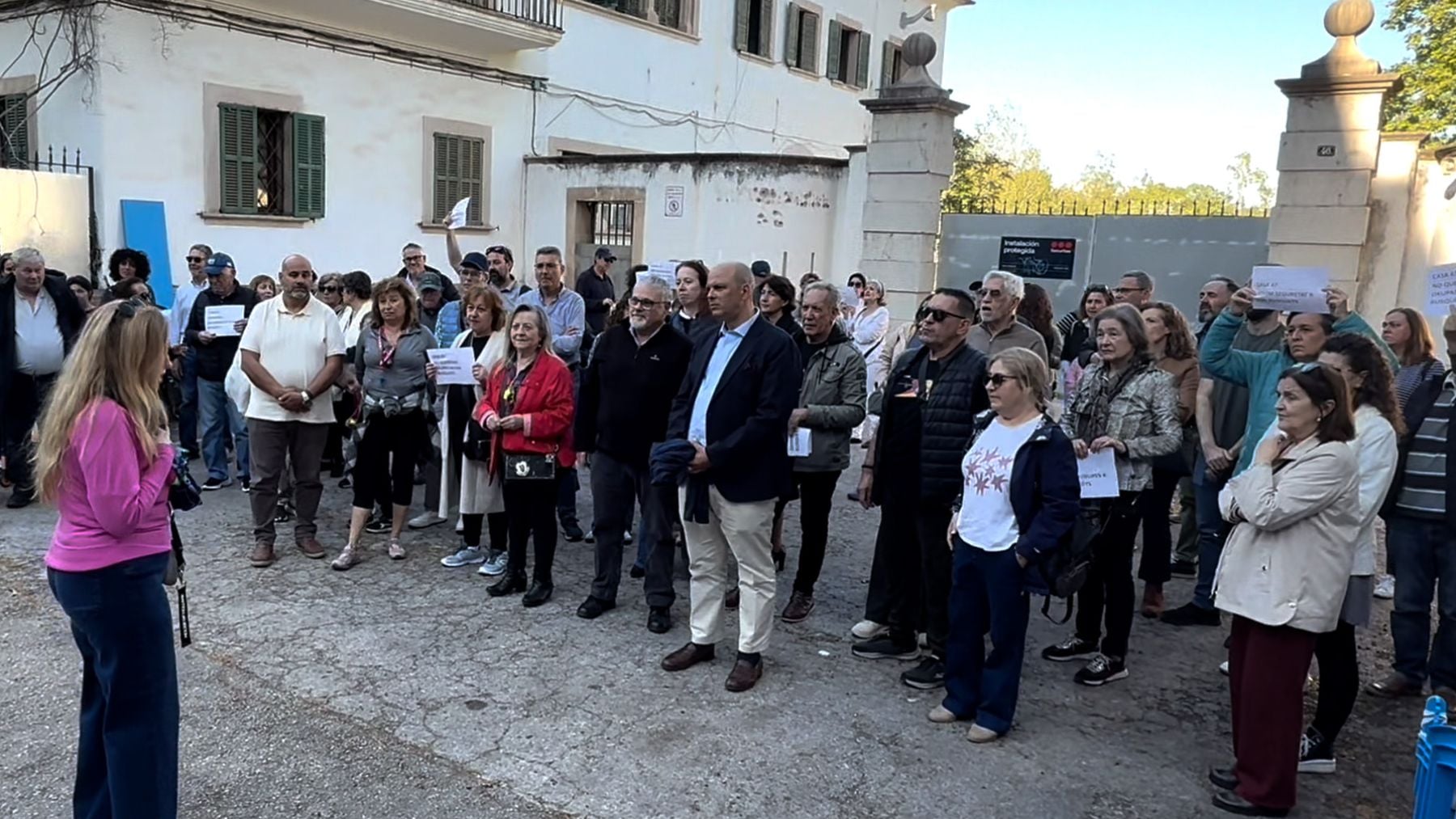 Son Busquets, en pie de guerra: residentes denuncian el asalto al cuartel de los okupas desalojados de la cárcel vieja