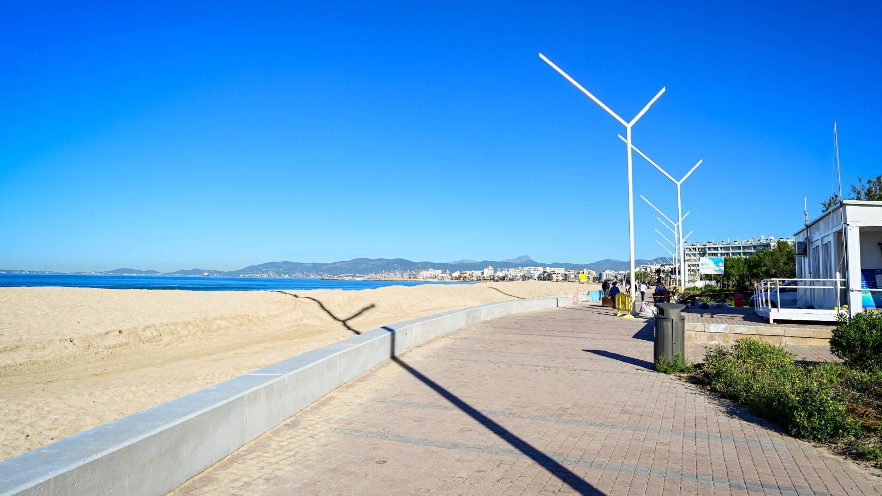 La Playa de Palma recupera el murete de piedra de su paseo tras las obras de reparación del colector