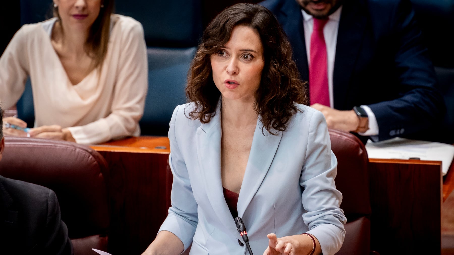 Ayuso lleva al Supremo la regularización: Afecta a la seguridad nacional y es más negocio para las mafias