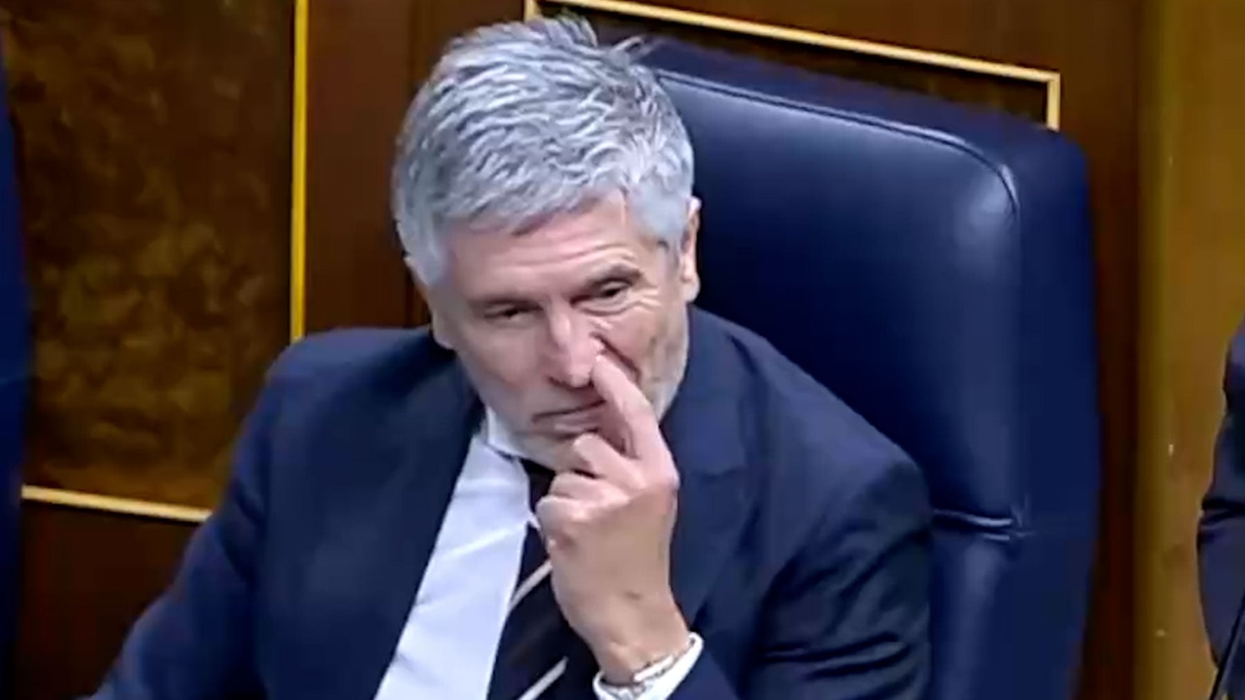 Las cámaras del Congreso pillan a Marlaska metiéndose el dedo en la nariz en la sesión de control al Gobierno