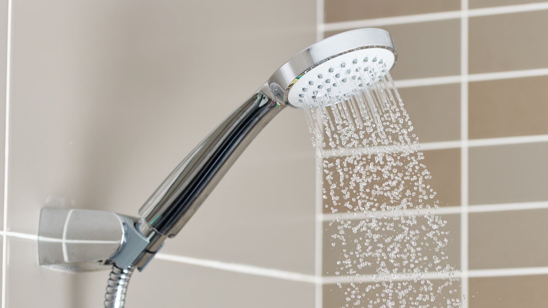 Por qué se recomienda rociar vinagre en la ducha y cuándo es el mejor momento para hacerlo