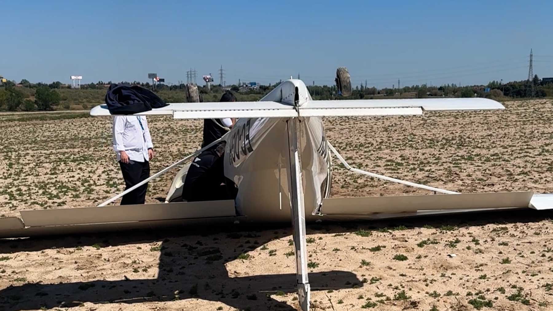 Dos heridos al volcar una avioneta en un aterrizaje de emergencia en Alcorcón (Madrid)