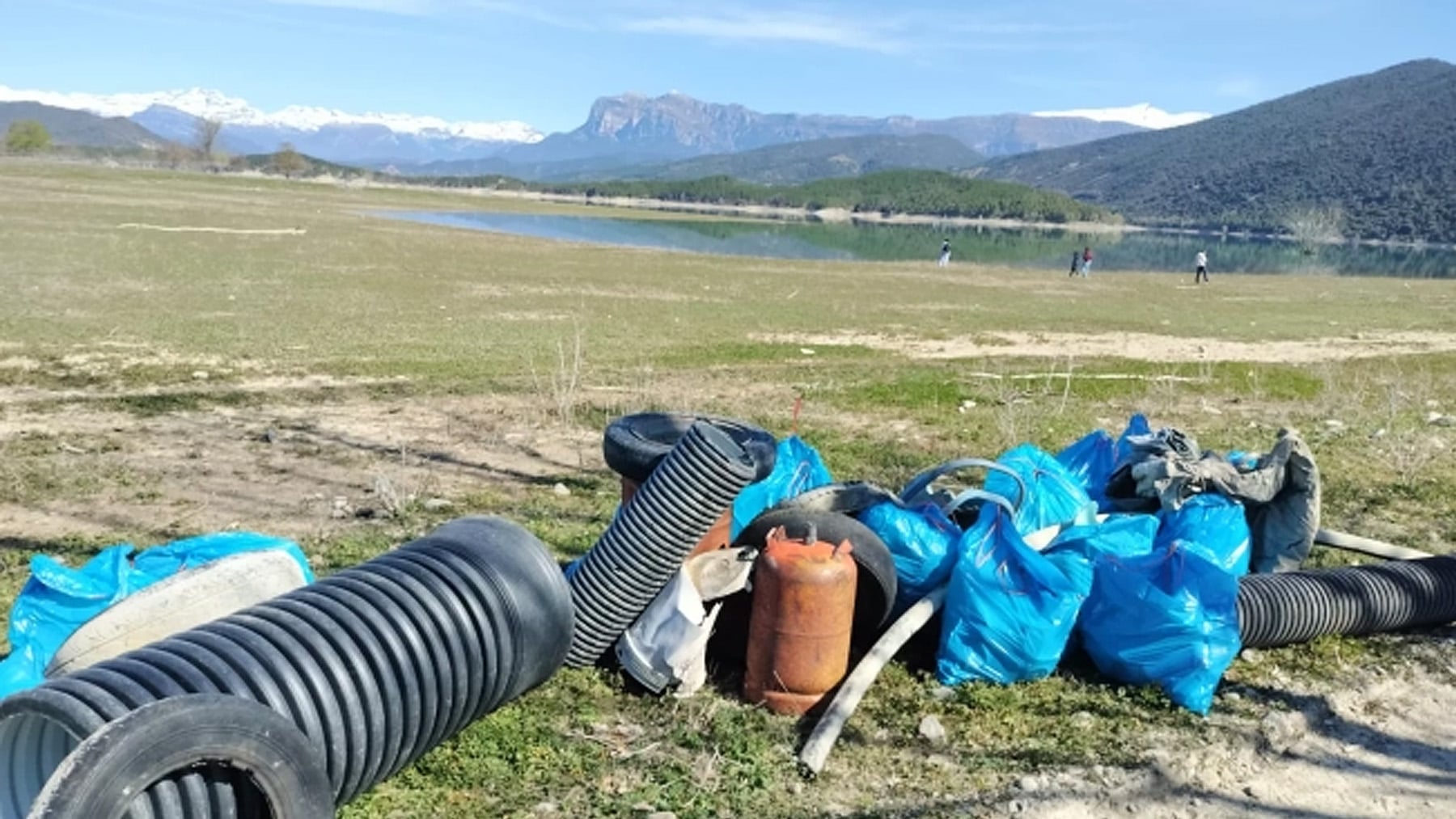 Los expertos ponen el grito en el cielo: limpian un río aragonés y recogen latas, bombonas de butano y neumáticos
