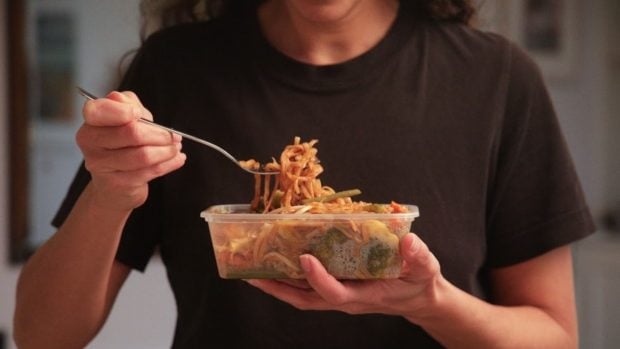 Comiendo un plato preparado de espagueti. (Foto: Greenpeace).