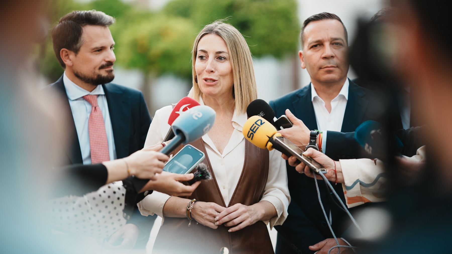 El acuerdo en Extremadura de PP-VOX veta nuevos centros de MENAS, prohíbe el burka y elimina el árabe en los colegios